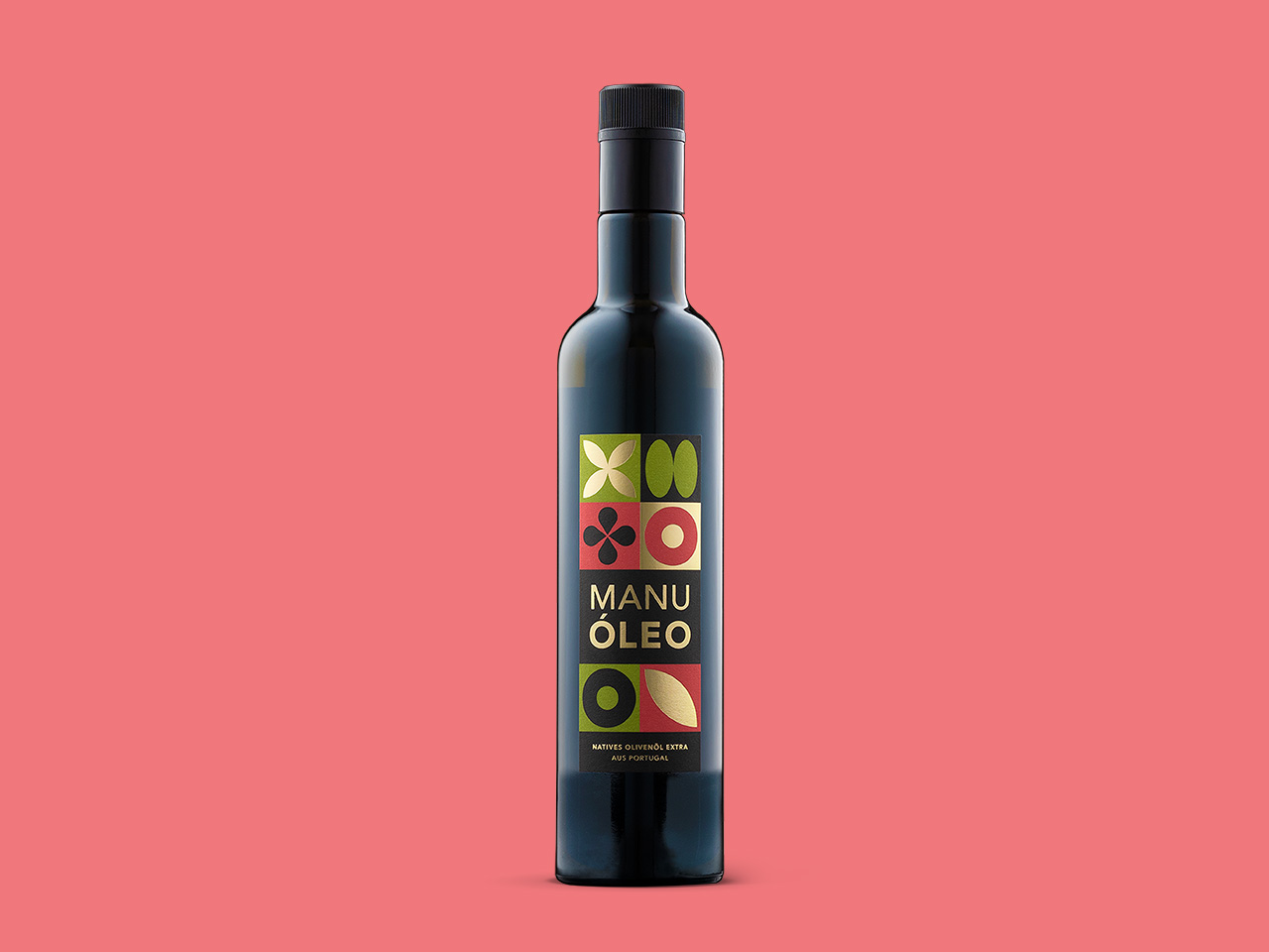 Eine dekorative Olivenölflasche von Manuóleo auf farbigem Hintergrund.